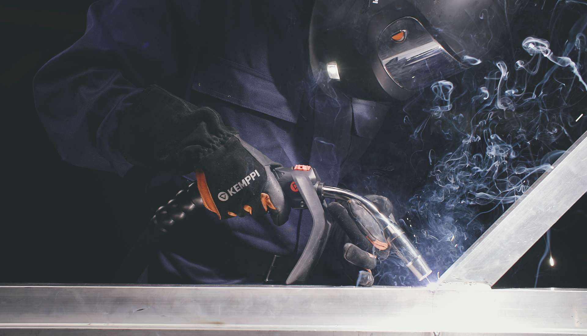 Improving welder protection with a MIG welding torch heat protector