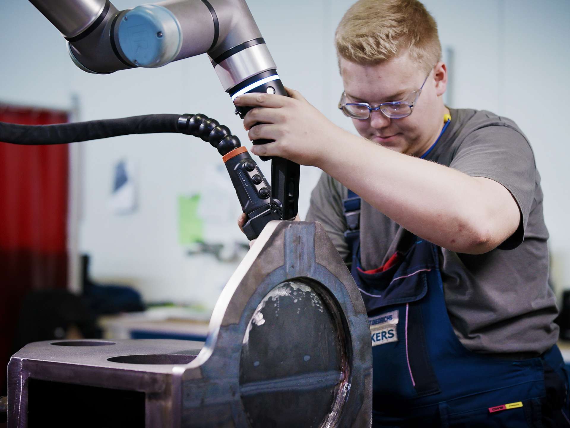 Heavyweight cobot solution at Rekers raises machinery production standards