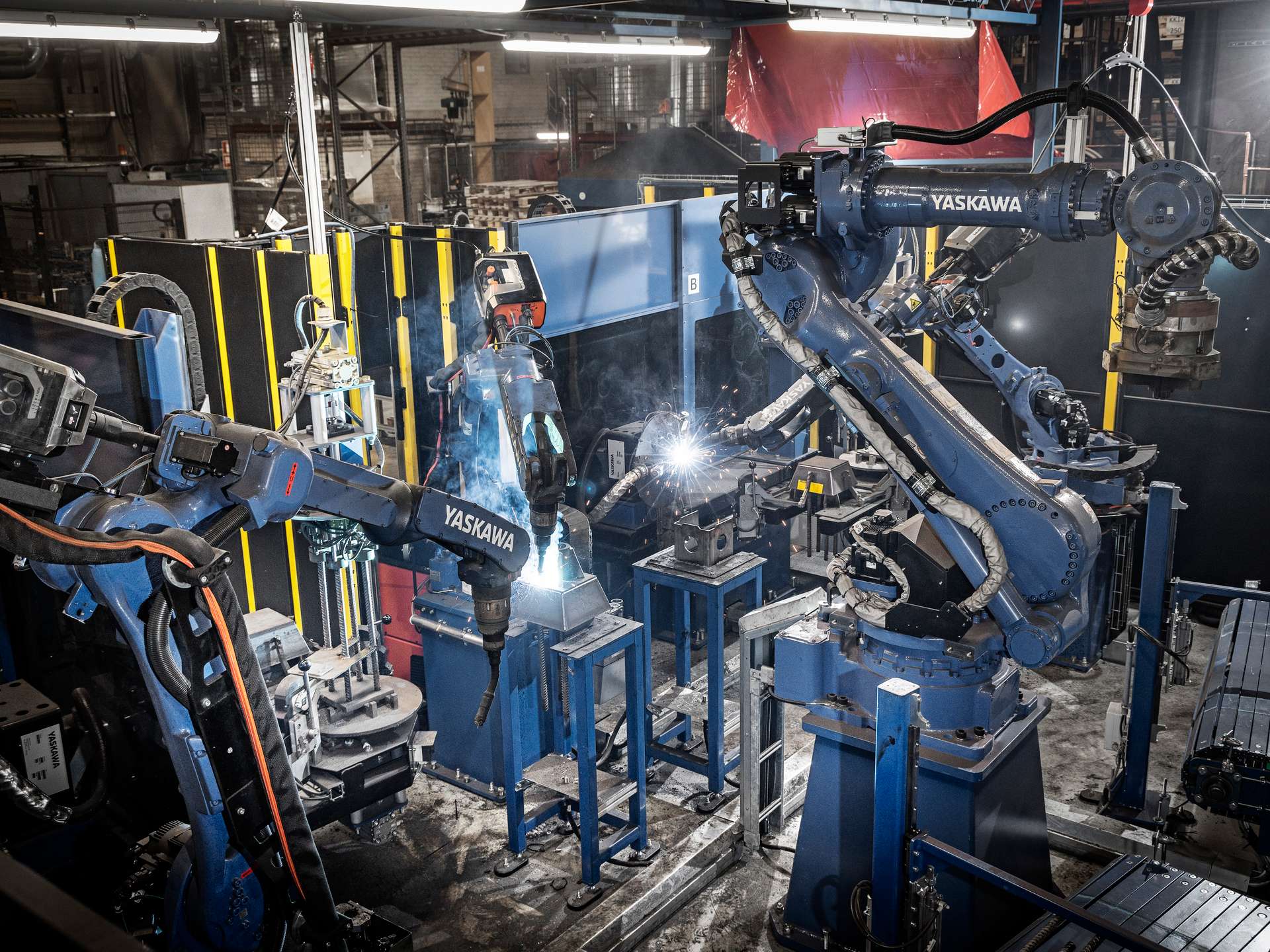 Smoothly integrating a welding power source into a robotic welding system