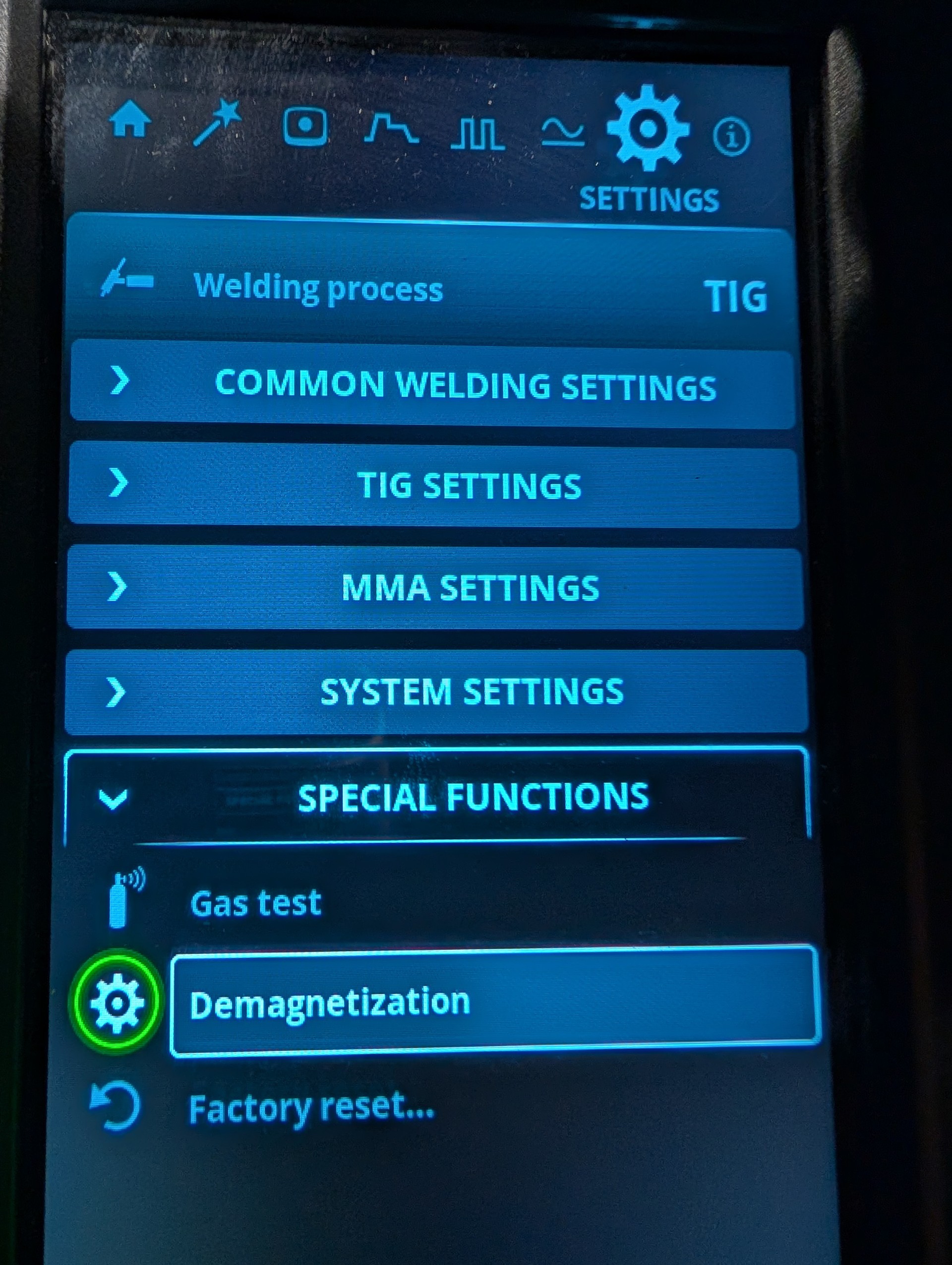 The demagnetizing function in the Kemppi Master T 355 AC/DC.