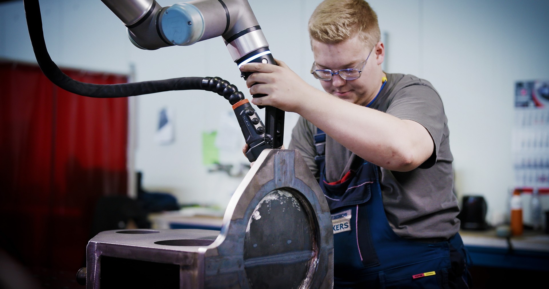 Heavyweight cobot solution at Rekers raises machinery production standards