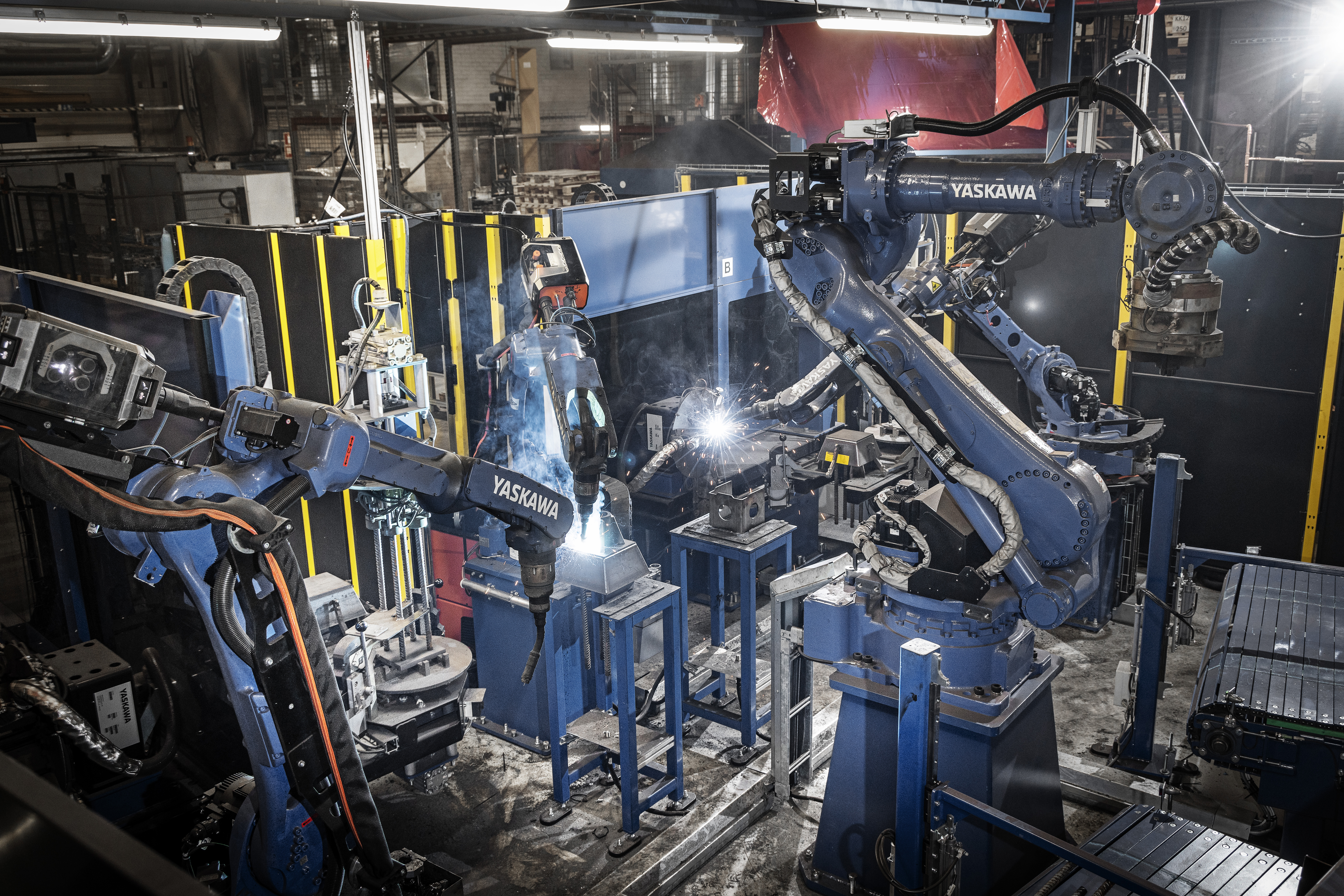 Smoothly integrating a welding power source into a robotic welding system