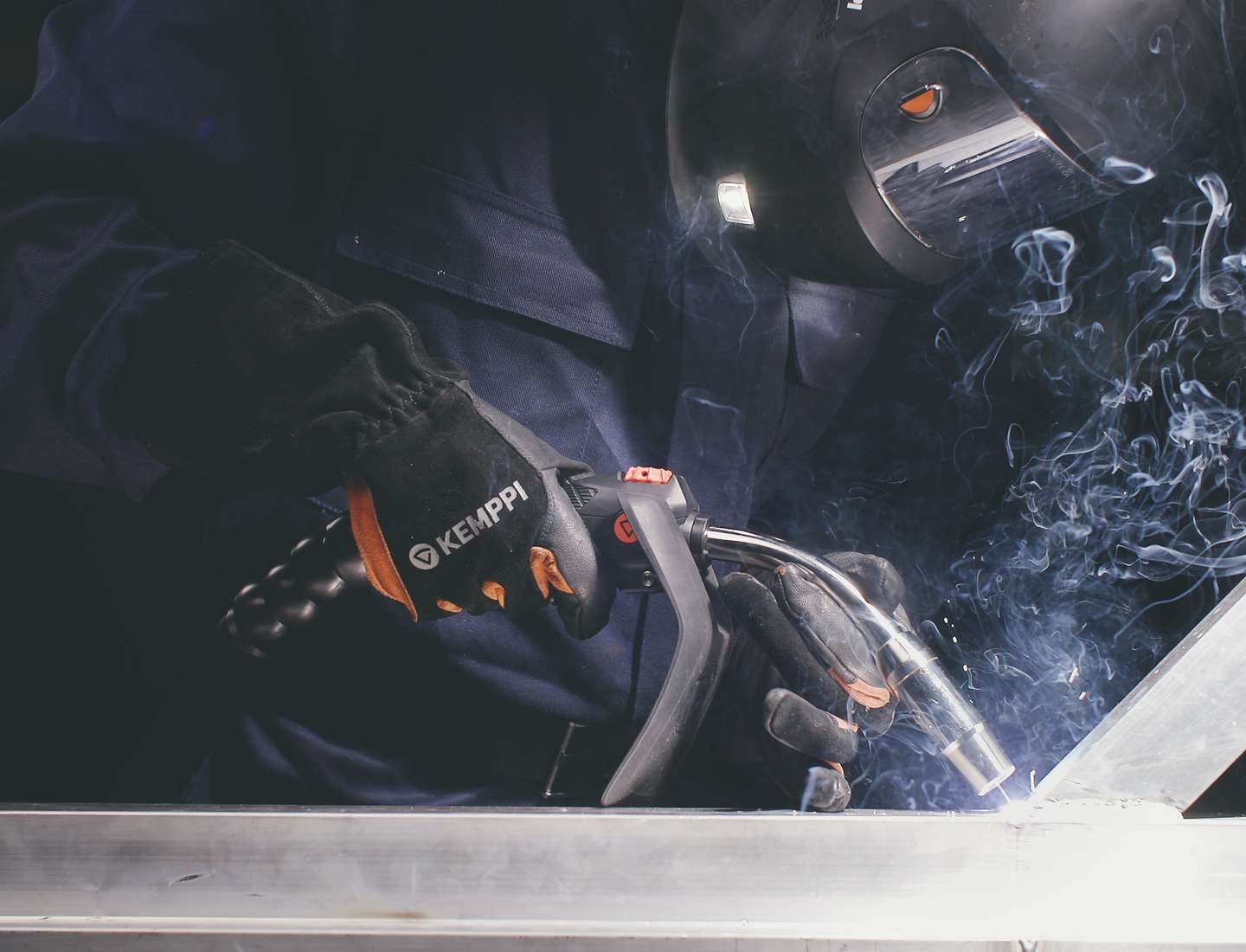 Improving welder protection with a MIG welding torch heat protector