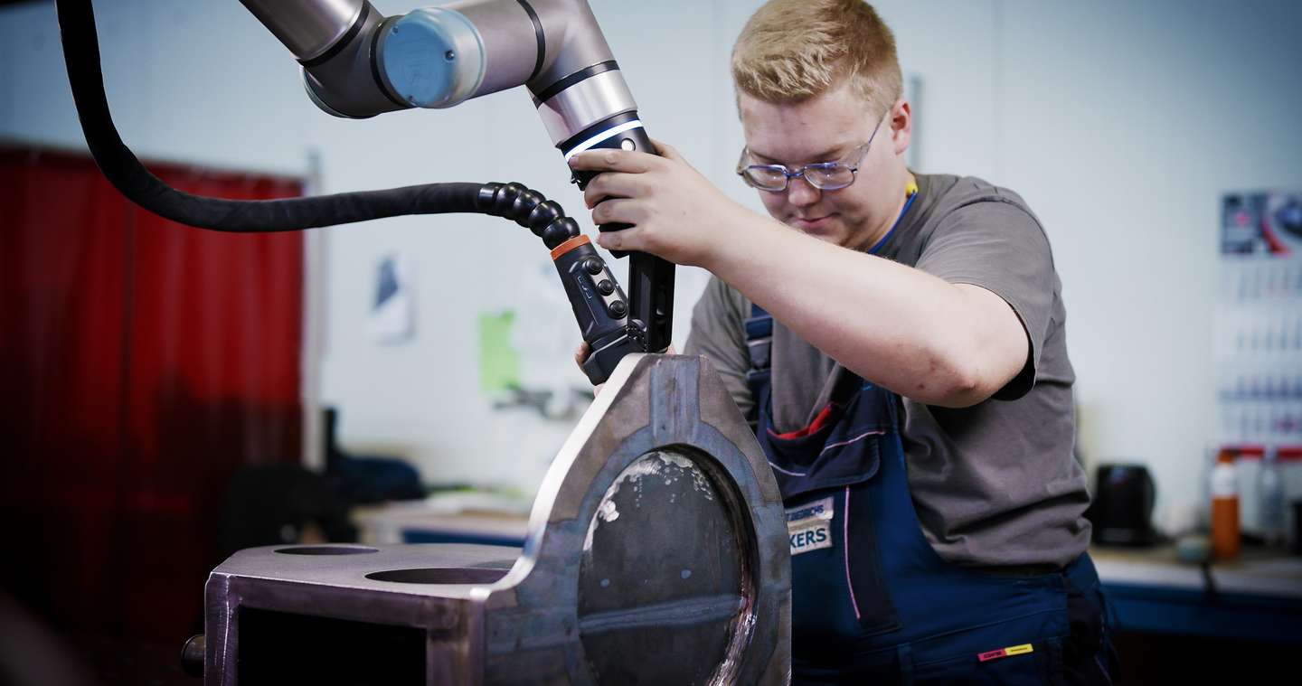 Heavyweight cobot solution at Rekers raises machinery production standards