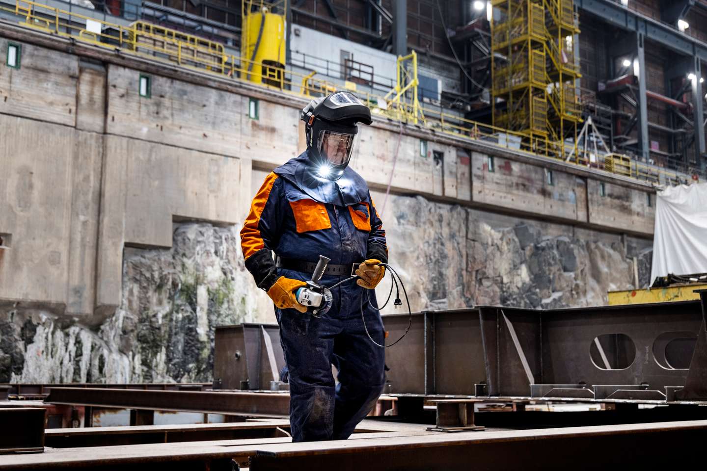 Les soudeurs du chantier naval d'Helsinki Shipyard bénéficient d’une meilleure visibilité et d’air filtré grâce au Kemppi Epsilon 