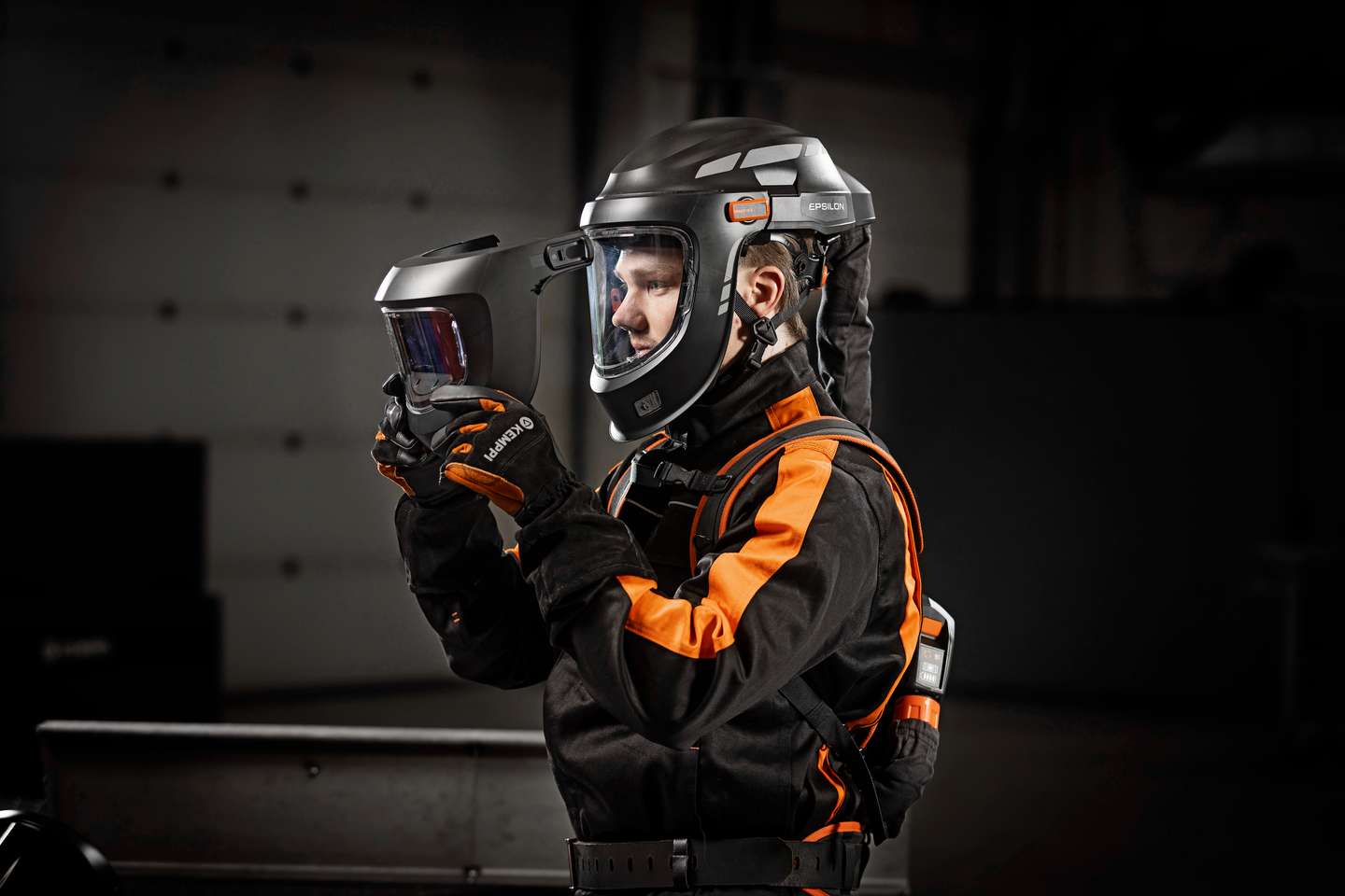 Unique hinge mechanism for easy visor change