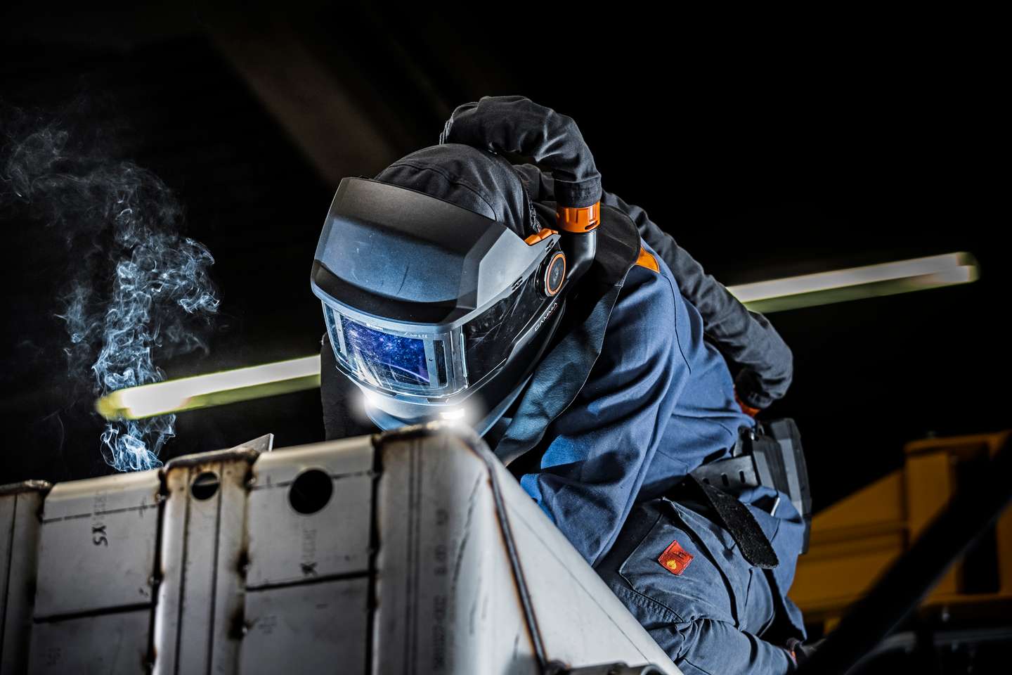 I CASCHI DA SALDATORE CON LENTE DI SALDATURA AUTO-OSCURANTE FACILITANO E ACCELERANO IL LAVORO DEL SALDATORE DURANTE TUTTO IL PROCESSO DI SALDATURA.