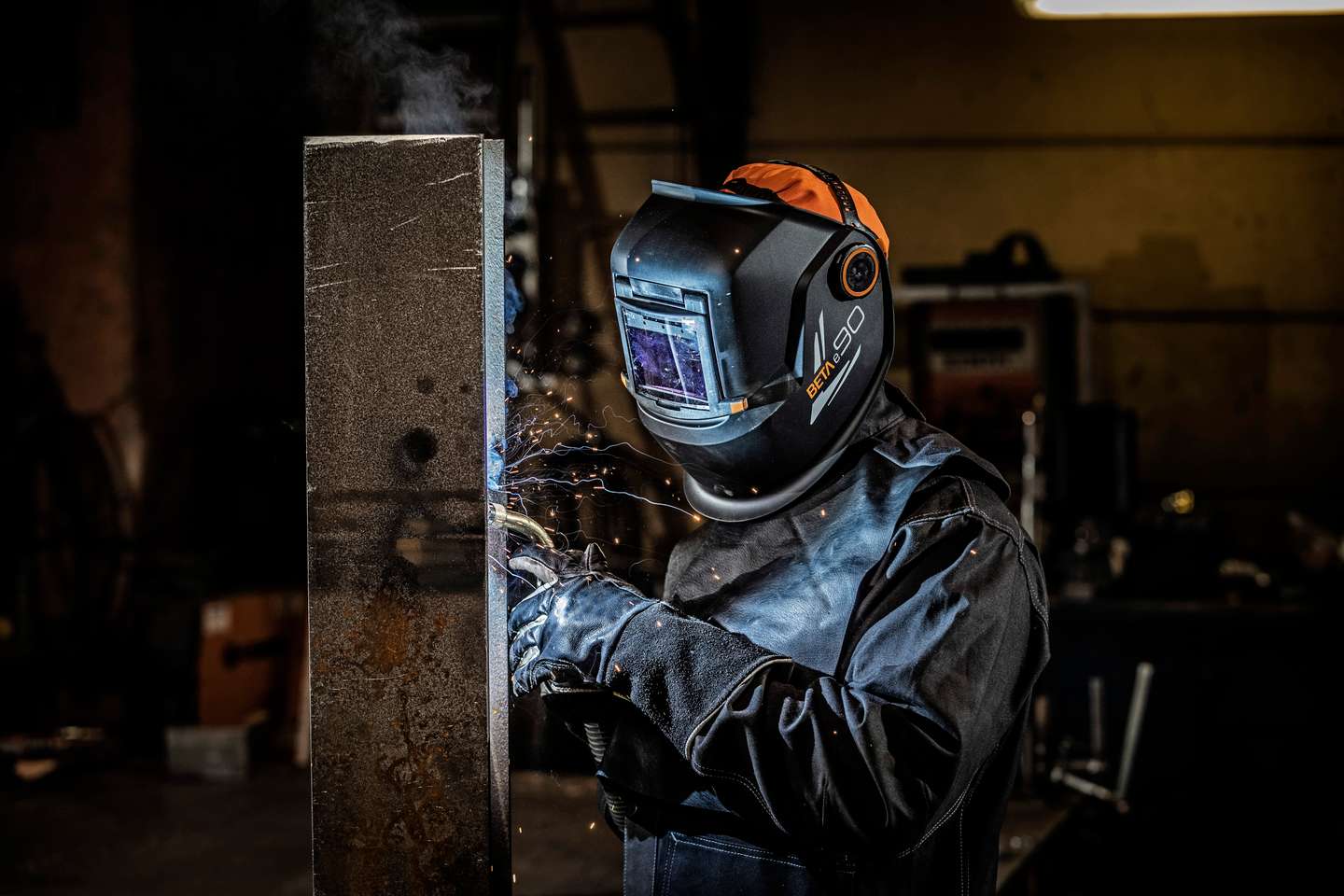 Certificato secondo le norme applicabili in materia di saldatura, molatura e taglio 