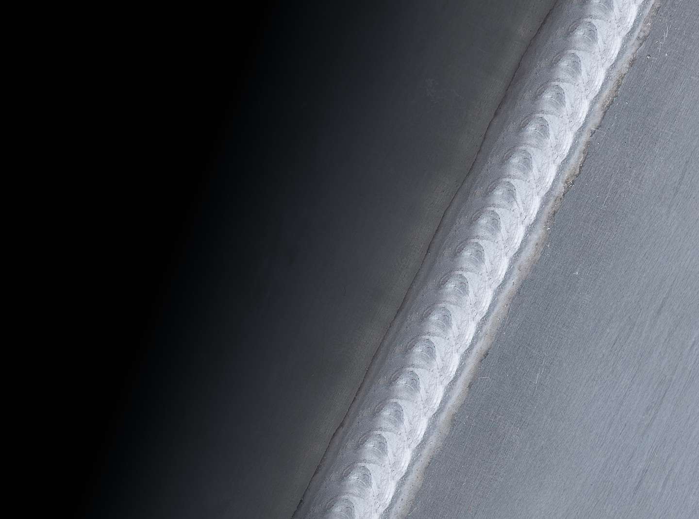 Obrázek 1. Dvojité pulzní MIG svařování v poloze PB. Základní materiál: AlMg 5083. Přídavný materiál: ER 5183 1,2 mm. Ochranný plyn: 100% Ar