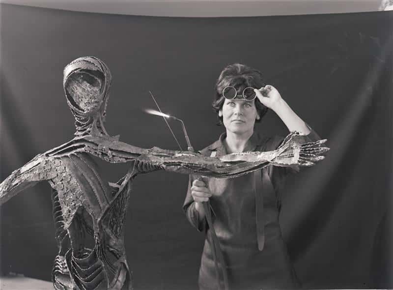 Eila Hiltunen en train de souder son art dans les années 1960. Image de son mari Otso Pietilä.