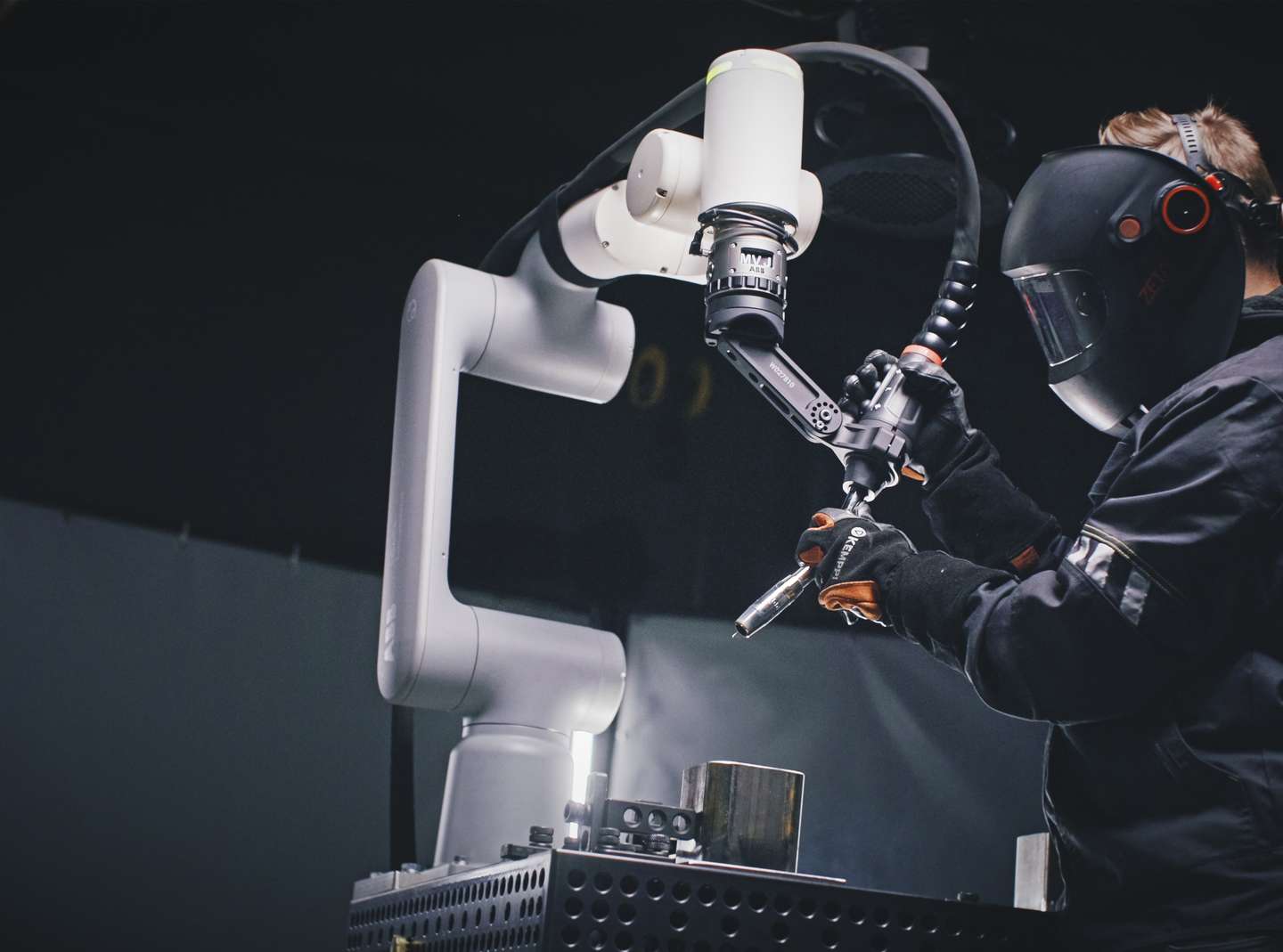 Cobot welding automates manual welding for superior efficiency and quality